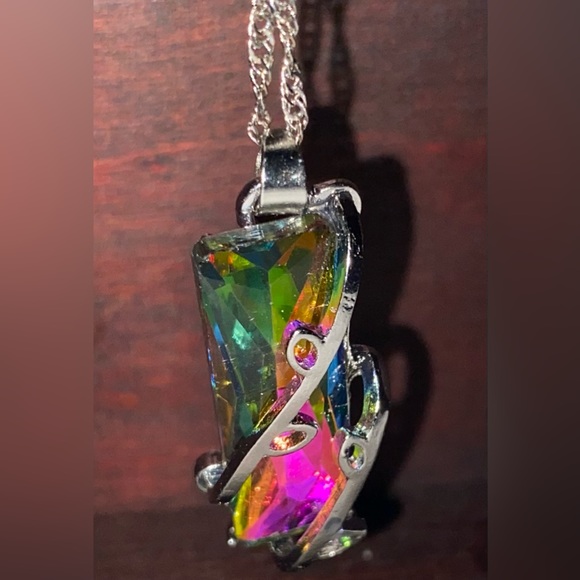 Crystal necklace, stunning colors that change in different light. - Picture 10 of 10